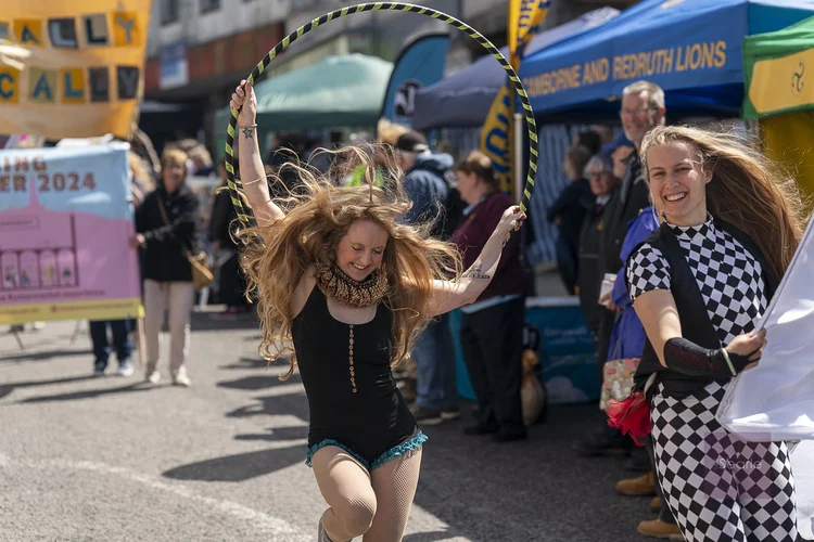 Hula hoop performer at Murdock Day in Redruth, Cornwall event photography by Lee Searle
